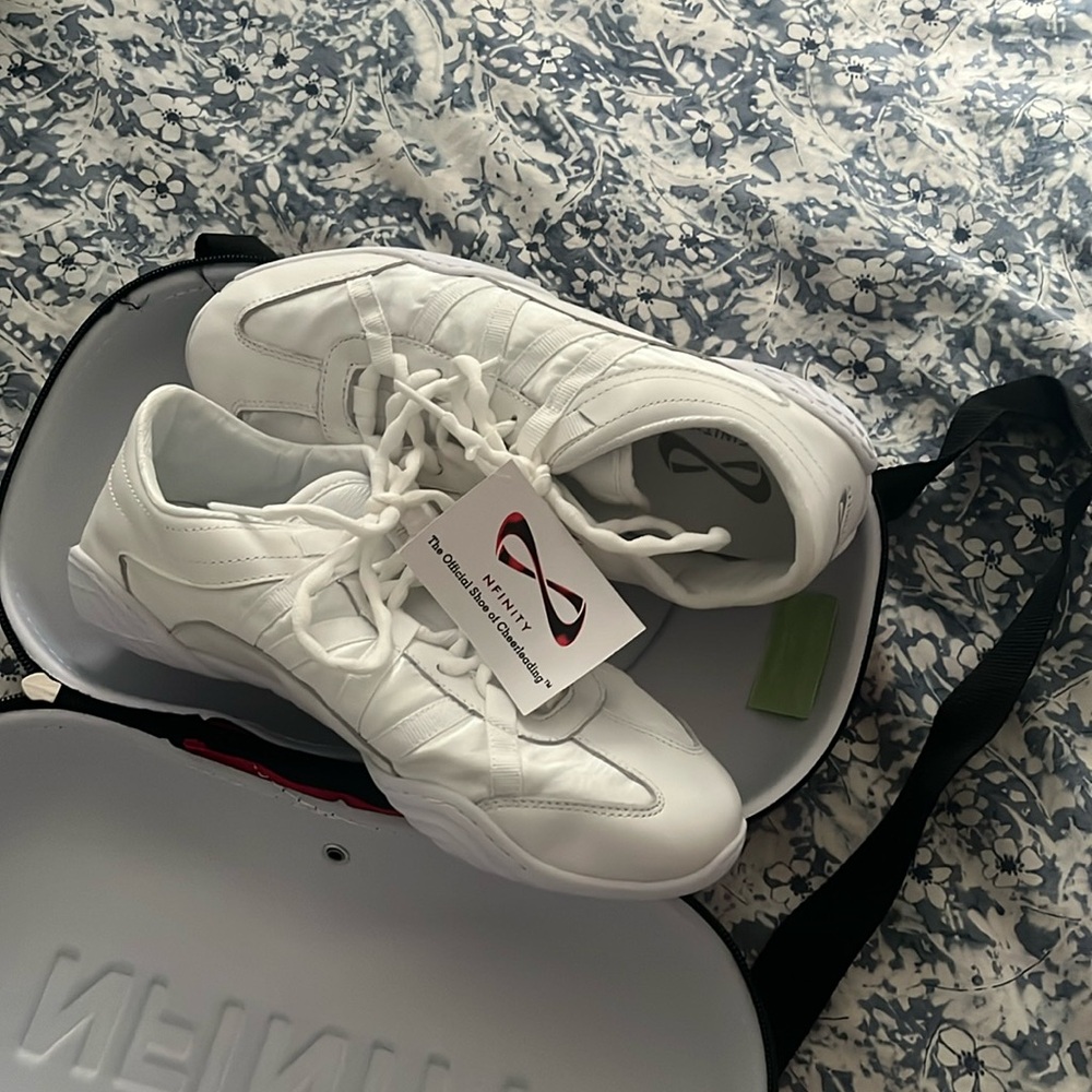 NWT SIZE 9 CHEER SHOES